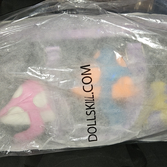 Lost in wonderland fuzzy weekender - Picture 2 of 4